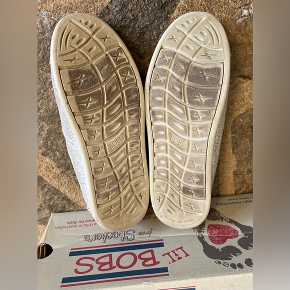 Girls SILVER IRIDESCENT BOBS size 13.5 ( youth ) with box - Picture 9 of 12